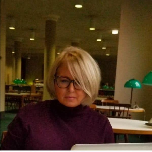 chicago travel expert jill halpin working in the newberry library 