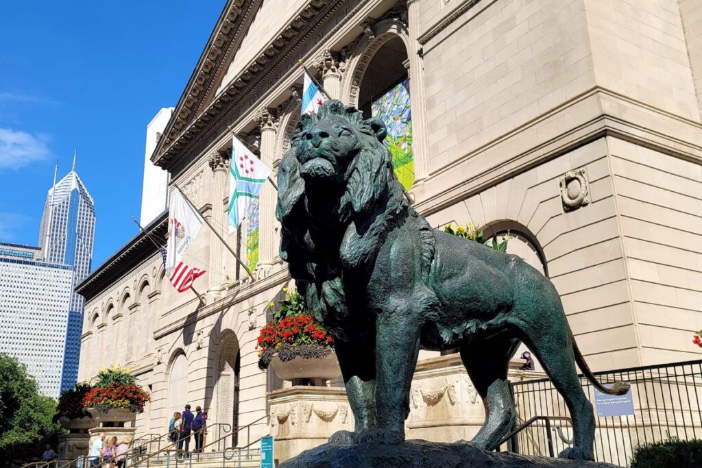 the lions outside the art institute of Chicago